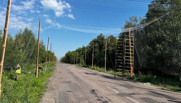Ukrinform Bild Straße mit Anti-Drohnen-Netz